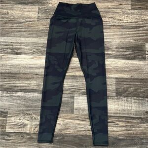 Alo Yoga High Waist Vapor Leggings in Black Camo Size Small